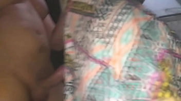 Em quanto o marido não estava em casa pulei o muro para comer minha vizinha