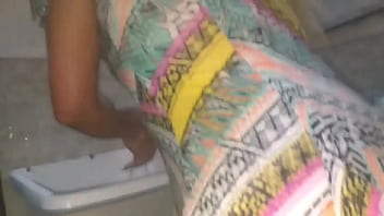 Em quanto o marido não estava em casa pulei o muro para comer minha vizinha