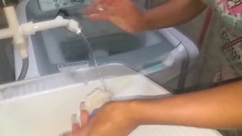 Em quanto o marido não estava em casa pulei o muro para comer minha vizinha