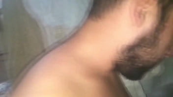 Em quanto o marido não estava em casa pulei o muro para comer minha vizinha