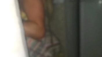 Em quanto o marido não estava em casa pulei o muro para comer minha vizinha