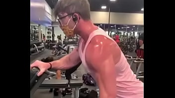 Macho Musculoso Com Os Ombros Todos Melados De Suor Queria Lamber Esse Suor Melado Aaaaaaah thumbnail