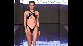 Desfile en cinta negra