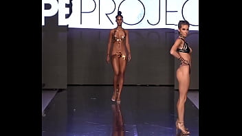 Desfile en cinta negra