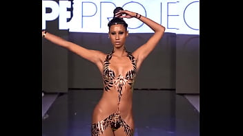 Desfile en cinta negra