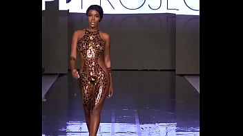 Desfile en cinta negra