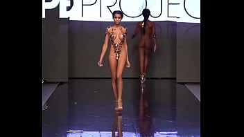 Desfile en cinta negra