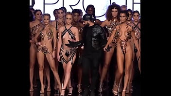 Desfile en cinta negra