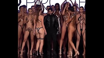 Desfile en cinta negra