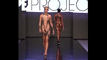 Desfile en cinta negra