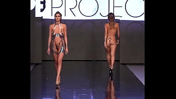 Desfile en cinta negra