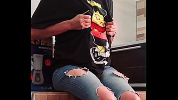 Mi primer video en la cocina desnudandome delante de él