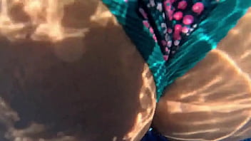 Sexo en el agua con nalgona sorprendida masturbandose en la piscina