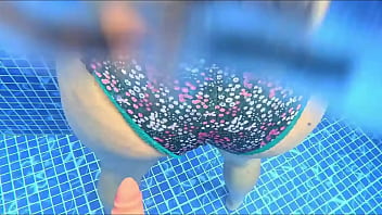 Sexo en el agua con nalgona sorprendida masturbandose en la piscina