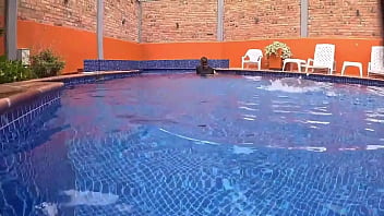 Sexo en el agua con nalgona sorprendida masturbandose en la piscina