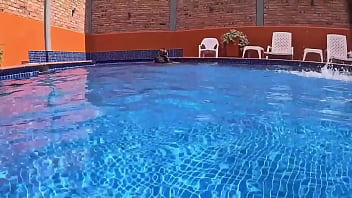 Sexo en el agua con nalgona sorprendida masturbandose en la piscina