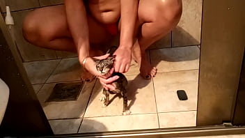 Sarah Rosa │ Série │ Gatos & Gatas │ No Banho Com Leonardo ║ Neste Vídeo Ela Nos Mostra Como Fez Para Dar Banho Em Seu Gatinho Leonardo thumbnail
