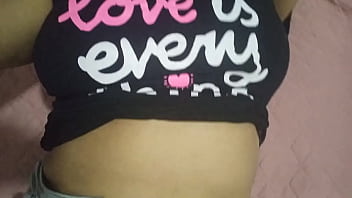 ¡¡la linda puta en su fantasia antes de dormir no puede faltar los deditos en el coño mojado y su lengua en sus tetas