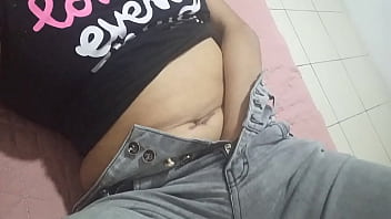 ¡¡la linda puta en su fantasia antes de dormir no puede faltar los deditos en el coño mojado y su lengua en sus tetas