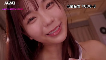 Amiga peituda safada consola o companheiro com seus peitos legendado