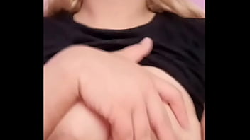 Rubia ardiente aprieta sus sexys pezones