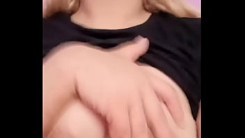 Rubia ardiente aprieta sus sexys pezones