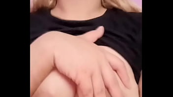 Rubia ardiente aprieta sus sexys pezones Rubia ardiente aprieta sus sexys pezones