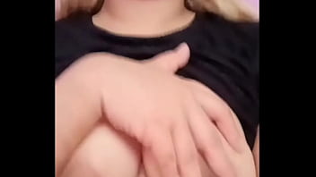 Rubia ardiente aprieta sus sexys pezones