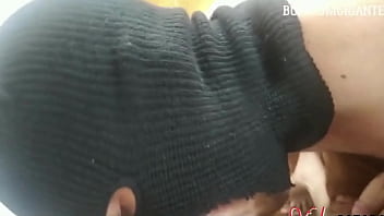 Amigo dotado comeu a tia sem camisinha e gozou nela