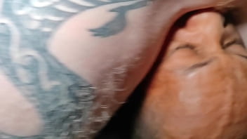 Meu marido fodeu minha amiga bem profundo no aquário pro público ver