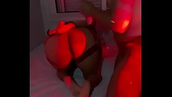 Fiz ela gozar vendada em sessão de massagem tantrica