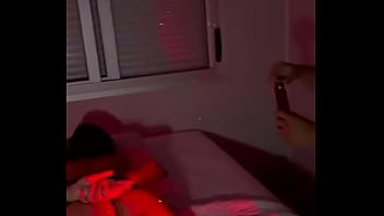 Fiz ela gozar vendada em sessão de massagem tantrica