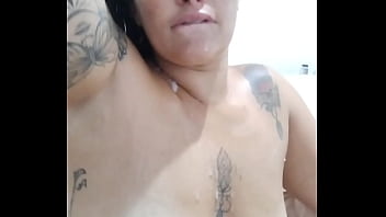 Meu marido socou forte na buceta e gozo nos meus peitos