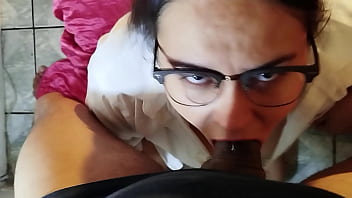 Deep throat nerd safada fazendo garganta profunda até receber gozada na cara