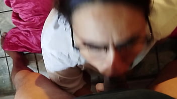 Deep throat nerd safada fazendo garganta profunda até receber gozada na cara