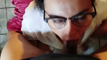 Deep throat nerd safada fazendo garganta profunda até receber gozada na cara