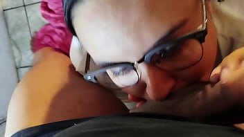 Deep throat nerd safada fazendo garganta profunda até receber gozada na cara