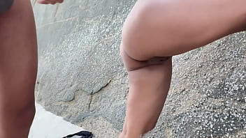 Fui a praia de nudismo com meu namorado e transamos gostoso em publico completo no red