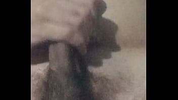 Jogando Leitinho Na Barriga Esvaziando A Mamadeira thumbnail