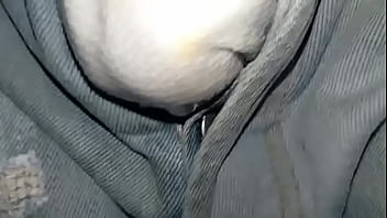 Pañal de tela orinado y casi mojado por completo