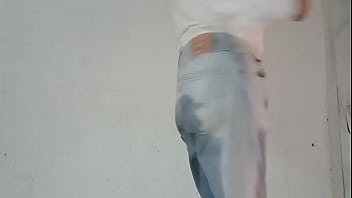 Pañal de tela orinado y casi mojado por completo