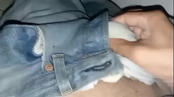 Pañal de tela orinado y casi mojado por completo