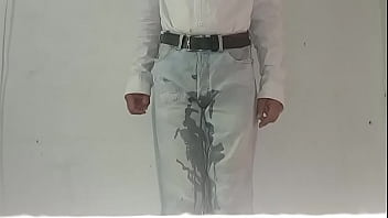 Pañal de tela orinado y casi mojado por completo