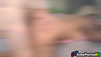 Minha madrasta me deitou na cama e mamou na minha rola