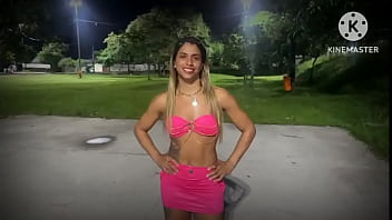 Liberando geral na praça do sexo pro amigo do corno