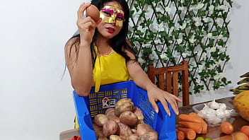 Sexo Com A Vendedora De Verduras Ela Não Tinha Troco Então Acabamos Transando Em Pé No Local De Trabalho Dela thumbnail