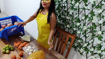 Sexo Com A Vendedora De Verduras Ela Não Tinha Troco Então Acabamos Transando Em Pé No Local De Trabalho Dela thumbnail