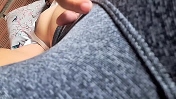 Mujer asiática es tímida antes de tener sexo después de la universidad