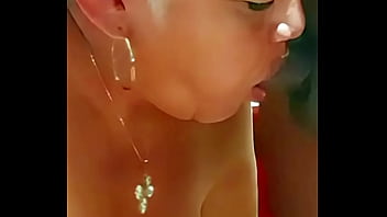 Madura Milf Chupando Verga De Su Vecino Cuando Su Esposa No Está En Casa thumbnail