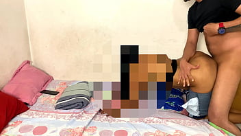 Follando el coño de mi hermanastra mientras mis padres duermen